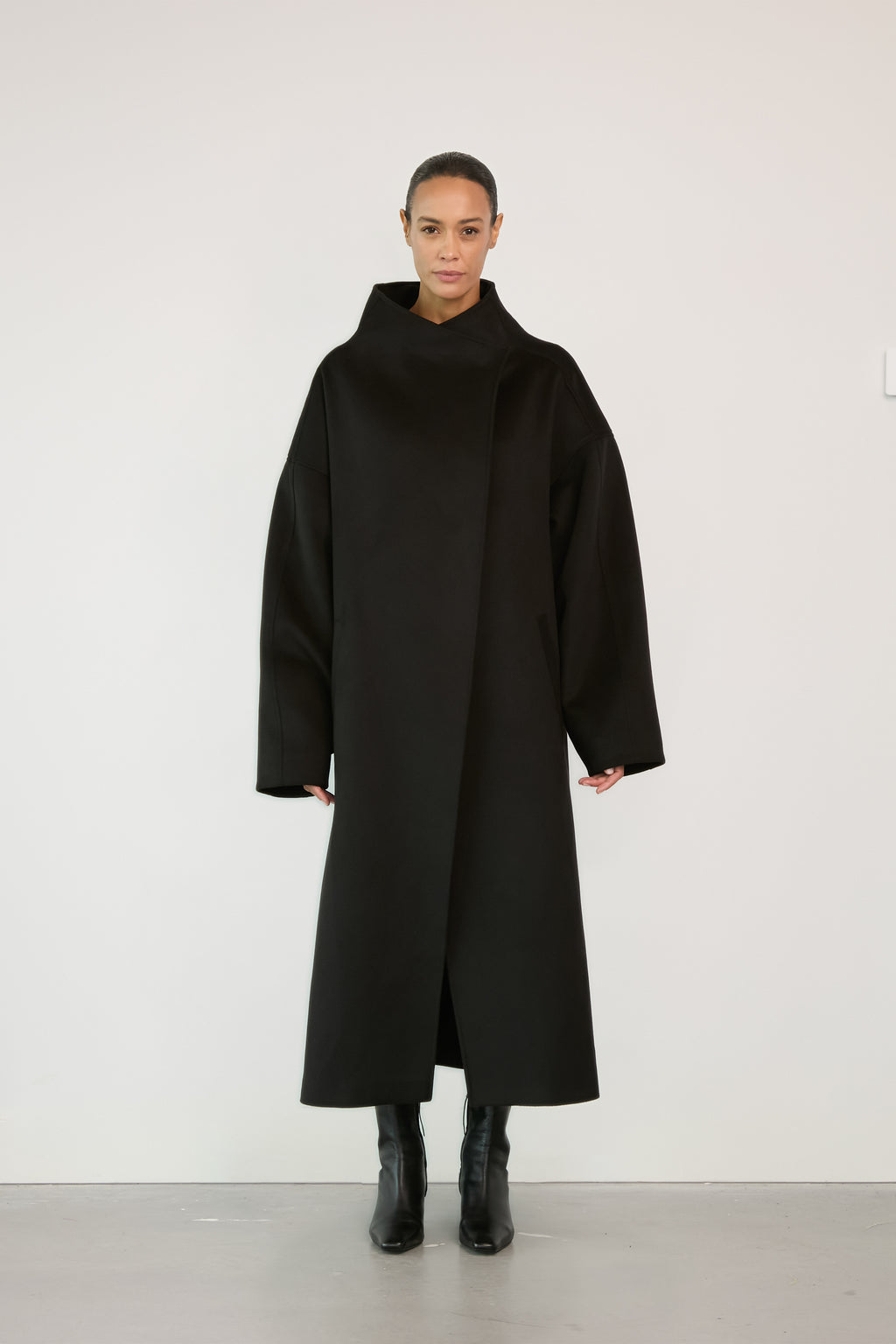 NOIR MONOLITH COAT