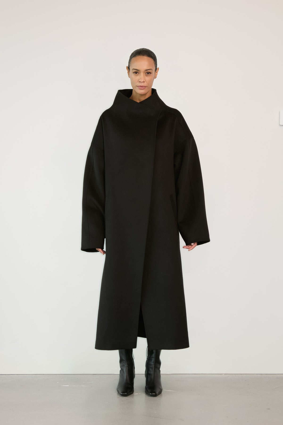 NOIR MONOLITH COAT