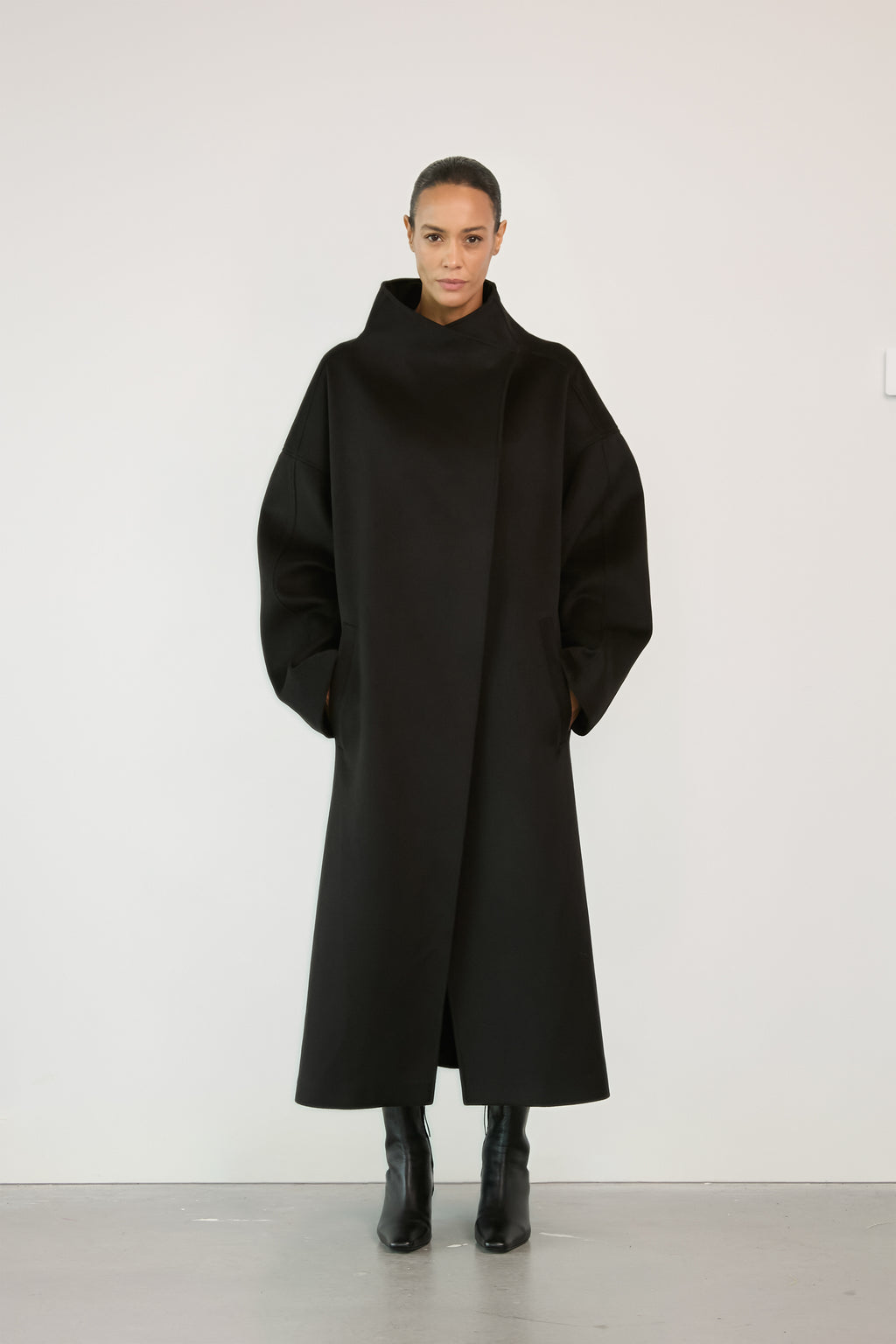 NOIR MONOLITH COAT