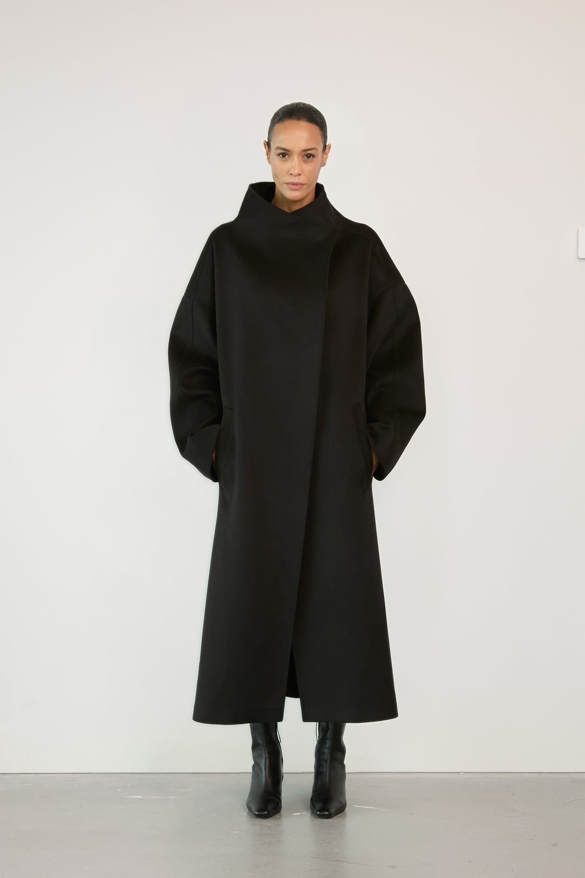 NOIR MONOLITH COAT